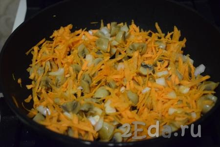 К слегка обжаренным шампиньонам добавляем измельченные лук и морковь, тушим, накрыв сковороду крышкой, до готовности овощей на небольшом огне (примерно, 15 минут), иногда перемешивая.