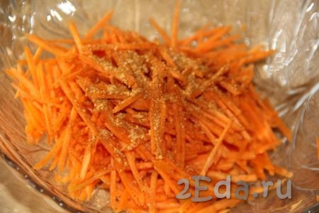 Для приготовления салата "Лисичка" можно взять покупную морковь по-корейски, а я решила приготовить её сама. Очистить морковку, натереть на тёрке для моркови по-корейски, добавить специи для моркови, перемешать и оставить в салатнике на 30-40 минут.