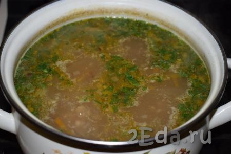В завершении варки добавляем в суп мелко нарезанную зелень.