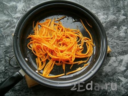 Очищенную морковь натереть на той же терке и обжарить на растительном масле в течение 2-3 минут на среднем огне - только для того, чтобы морковь обмякла.