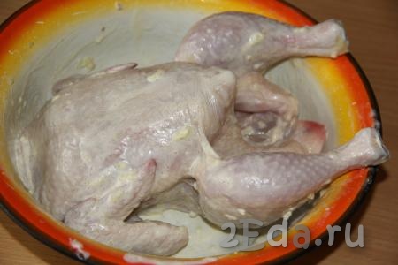Затем добавить майонез и хорошо обмазать цыплёнка со всех сторон и внутри. Оставить мариноваться на 1 час.