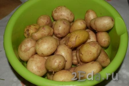 Молодой картофель заливаем на 10 минут теплой водой, для того чтобы вся земля и грязь размягчились и легко отошли от клубней.