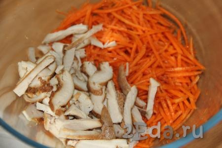 Соединить корейскую морковь с нарезанной копчёной курицей.