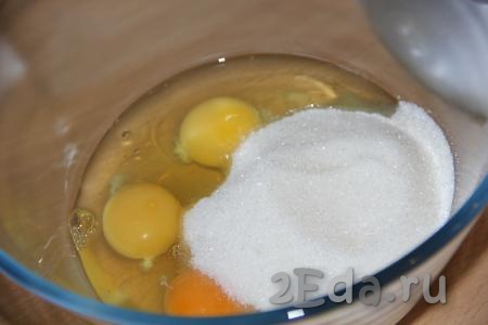 Для приготовления теста соединить 2 яйца, 1 желток и сахар.