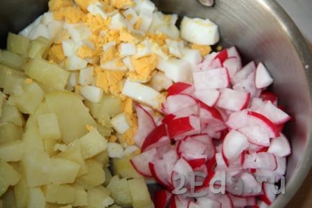 Вымыть редиску, огурцы и болгарский перец. Редис, нарезав тонкими ломтиками, добавить в кастрюлю к яйцам и картошке.