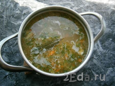 Затем добавить в кастрюлю измельченный укроп, проварить суп еще минуты 3 с момента закипания и выключить огонь. Накрыть кастрюлю крышкой и дать супу настояться 10-15 минут.