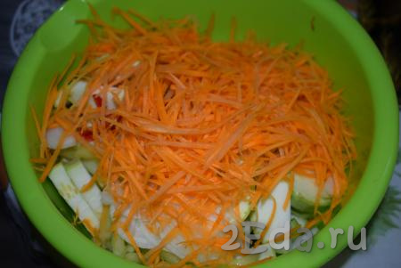 Морковь натрём на тёрке для корейской моркови (или нарежем тонкой соломкой).