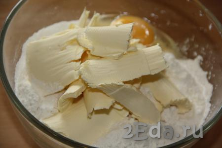 Для приготовления песочного теста соединить муку, разрыхлитель, сахар, перемешать, затем добавить сметану, яйцо и нарезанные кусочки сливочного масла.