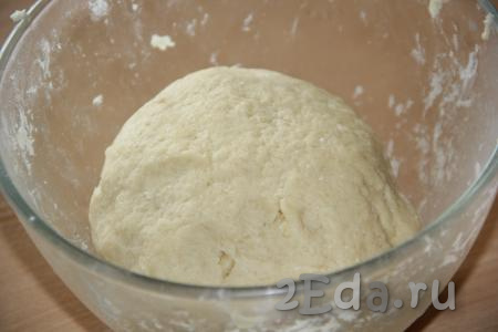 Замесить мягкое и нежное песочное тесто, поместить его в пакет и убрать в холодильник на 30-40 минут.