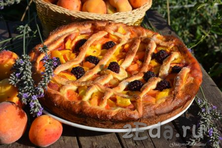 Пирог с абрикосами и персиками