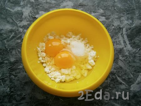 В творог добавить яйца и ванильный сахар.