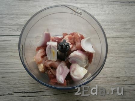 Мясо нарезать кусочками, поместить в чашу блендера вместе с 1 очищенной луковицей, нарезанной кусочками (мясо с луком можно пропустить и через мясорубку).