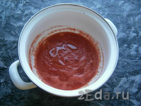 Когда томатное пюре закипит, влить растительное масло, добавить сахар и соль, снова довести до кипения. Затем уменьшить огонь и проварить минут 5.