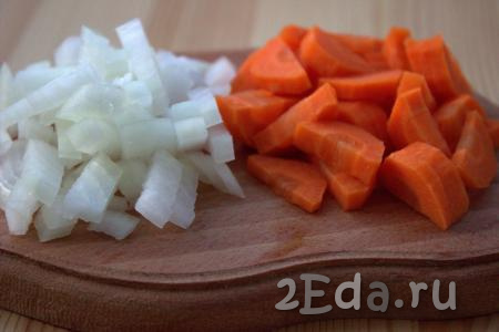 Очистить лук, нарезать небольшими кубиками. Морковь вымыть, очистить и нарезать полукольцами.