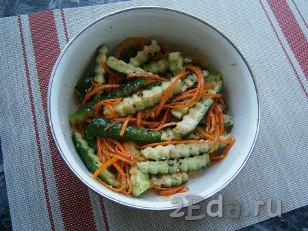 Хорошенько салат из свежих огурцов и моркови по-корейски перемешать, накрыть крышкой (или плёнкой) и отправить в холодильник часа на 3-4.