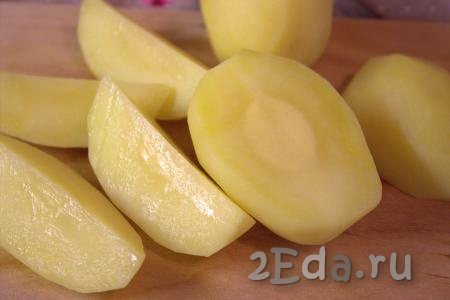 Остывший картофель нарезать крупными дольками.