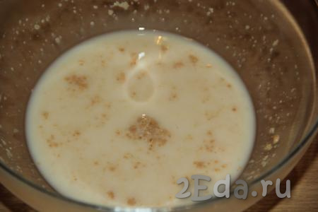Для того чтобы замесить тесто, нужно тёплое молоко (температура молока не более 40 градусов) влить в миску, добавить сахар и сухие дрожжи, перемешать и оставить на минут 15-20. На поверхности появятся пузырьки.