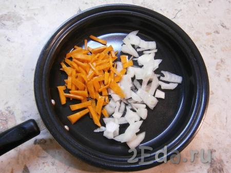 Оставшуюся луковицу очистить и нарезать произвольно, а оставшуюся часть свежей моркови очистить и нарезать соломкой (или тонкими брусочками), овощи выложить в сковороду с растительным маслом.