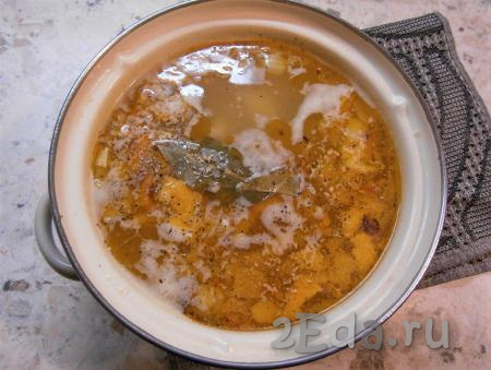 В рыбный суп добавить морковку, обжаренную с луком, специи, чёрный молотый перец и лавровый лист.