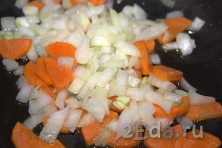 Разогреть растительное масло в сковороде, выложить морковь и обжарить на среднем огне в течение 2-3 минут, помешивая. Затем в сковороду к моркови добавить лук. Обжарить овощи на среднем огне 5-7 минут, не забывая помешивать.