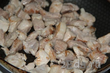Выложить кусочки свинины на горячую сковороду и обжарить без масла на среднем огне в течение 5 минут (до золотистого цвета мяса со всех сторон).