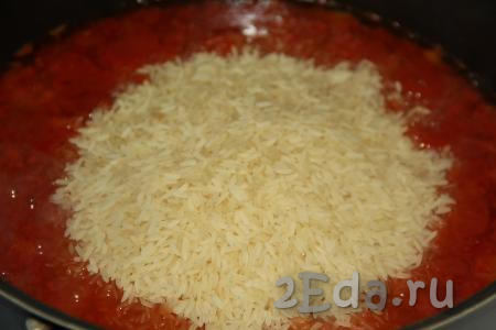 Далее добавить в сковороду промытый рис, перемешать.