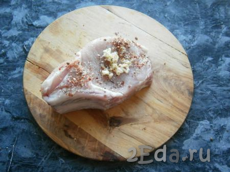 Хорошенько натереть кусок свиной корейки со всех сторон солью, приправой для мяса и измельчённым чесноком, оставить на 2 часа.