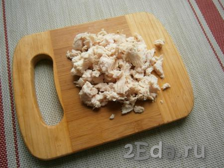 Курицу предварительно отварить в воде в течение 35-40 минут, добавив соль по вкусу. Мясо остудить и отделить от костей (если есть). Нарезать курицу кусочками.
