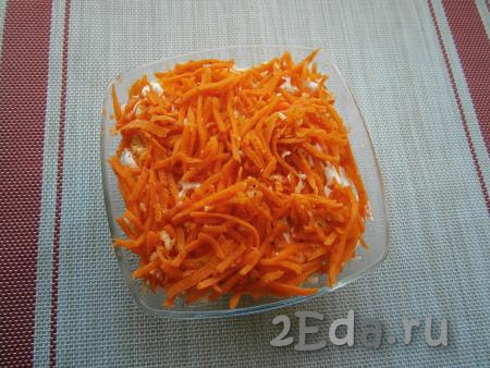 Корейскую морковку немного измельчить и выложить её на сыр.