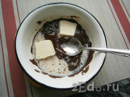 Для приготовления глазури шоколад растопить на водяной бане, добавить сливочное масло и горячее молоко.