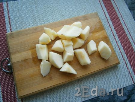 Яблоко, очищенное от кожуры и семян, нарезать кусочками.