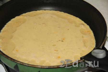 В разогретую сковороду диаметром 26 см добавить 1 столовую ложку растительного масла, разогреть. Вылить всё яично-овсяное тесто, равномерно распределяя его по дну сковороды, жарить овсяноблин на среднем огне.