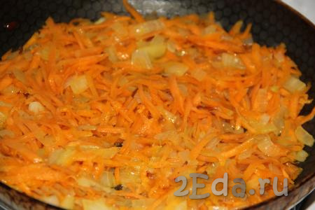 Сковороду с обжаренными овощами снять с огня. Дать луку с морковкой слегка остыть.
