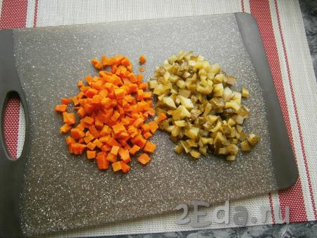 Варёную морковку и маринованные огурцы нарезать также небольшими кубиками.