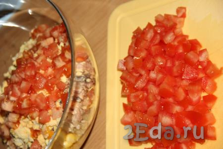 Помидоры вымыть и нарезать на кубики, мягкую часть и семечки добавить в салат, а кусочки поплотнее оставить для оформления салата.