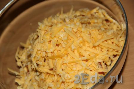 Сыр натереть на крупной тёрке и тоже добавить в салат.