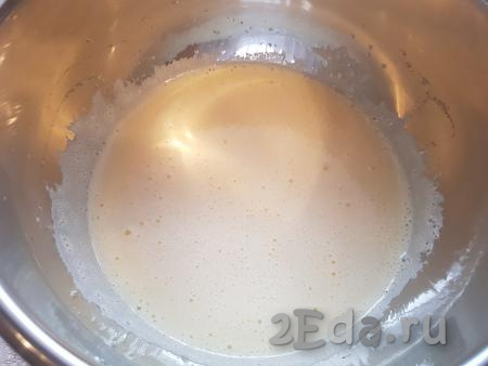 Взбить миксером яйца с сахаром (взбивать в течение 5-6 минут).