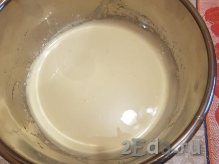 Взбить яйца с сахаром и мукой миксером (взбивать в течение 5-6 минут), в результате получится тесто, напоминающее по консистенции густую сметану.