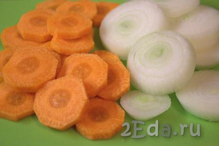 Морковь и лук очистить, промыть и нарезать кружочками.