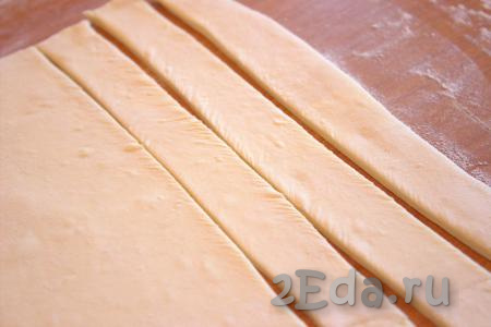 Нарезать тесто на полоски шириной, примерно, 2 см и длиной 15 см.