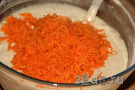 Морковь очистить и натереть на мелкой тёрке. 150 грамм моркови, натёртой на мелкой тёрке, добавить в тесто, перемешать лопаткой.