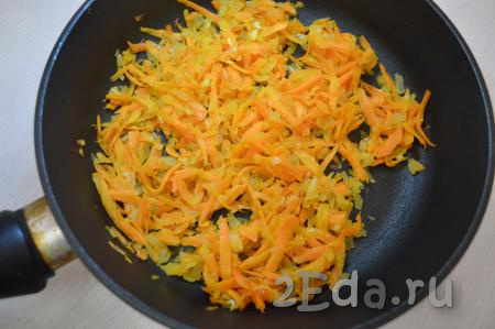 Немного растительного масла влить в сковороду, разогреть, выложить нарезанный лук и обжарить до прозрачности, иногда перемешивая, на среднем огне. Затем добавить натёртую морковь и обжаривать минут 7 (до мягкости морковки), посолить по вкусу. Чтобы овощи не пригорели, не забывайте их периодически перемешивать. При желании, вместе с морковью можно добавить мелко нарезанный болгарский перец. Обжаренные овощи снять с огня и дать им остыть.