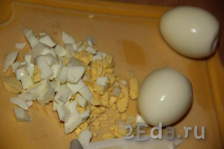 Сварить яйца вкрутую (на это понадобится минут 10 с момента закипания воды), остудить, почистить и мелко нарезать.