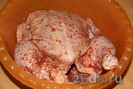 Курицу промыть под водой, обсушить полотенцем, а затем натереть солью и специями внутри и снаружи.