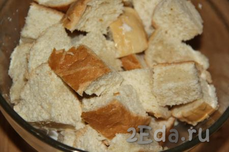 Белый хлеб (или батон) нарезать или поломать на крупные кусочки. Залить хлеб молоком и оставить минут на 10. По прошествии времени лишнее молоко слить, кусочки хлеба слегка отжать от жидкости.