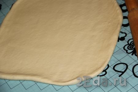 На присыпанном мукой столе (или на силиконовом коврике) скалкой раскатать тесто в пласт (не тонко).