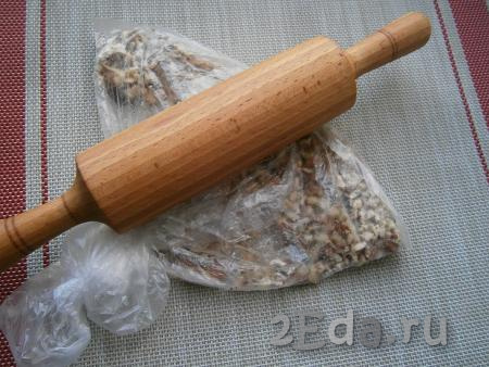 Ядра грецких орехов измельчить (сделать это можно скалкой, поместив орехи в целлофановый пакет).
