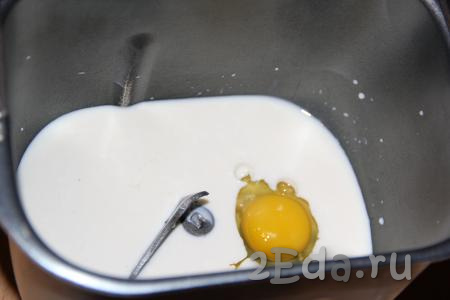 В ведёрко хлебопечки влить молоко комнатной температуры, всыпать соль и сахар, добавить яйцо.