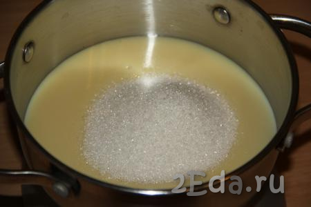 Теперь приготовим шоколадный заварной крем, для этого в кастрюле с толстым дном нужно выложить сгущённое молоко, добавить воду и сахар, перемешать.