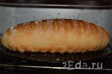 В процессе выпечки батон отлично поднимется, станет румяным, красивым и будет аппетитно пахнуть свежим хлебом.